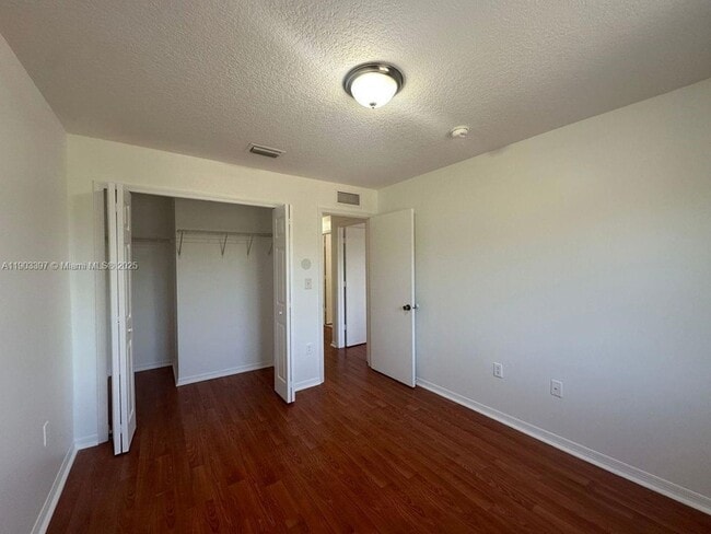 Building Photo - 1712 SE 31st Ct