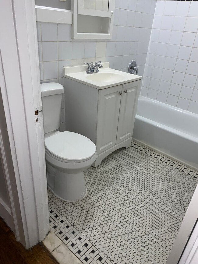 Building Photo - C2 Properties-442 Hickory