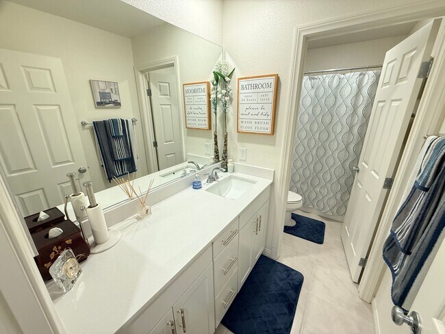 Building Photo - Gated NW community 5Bed