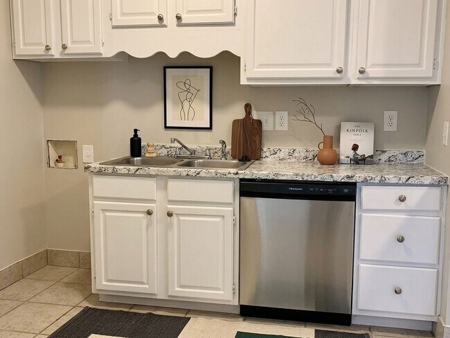 Building Photo - 3 bed, 1 bath in Colonial Acres near Quince and Colonial