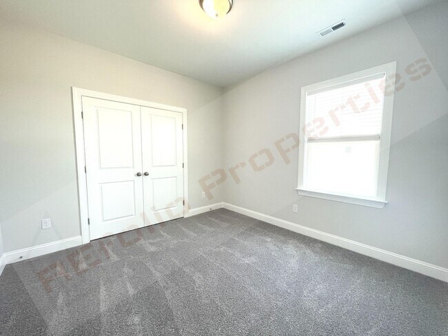 Building Photo - Gorgeous 4 Bedroom 3 Bath Home with Fiber ...