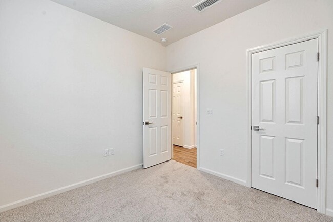 Building Photo - 2143 N Renn Ave