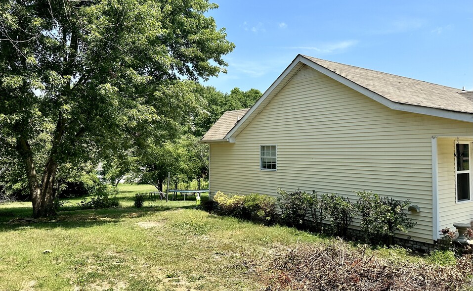 A one acre lot provides a large yard area - 1137 Rebecca Dr