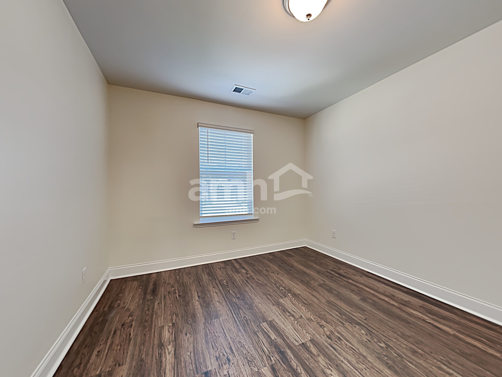 Building Photo - 507 W Lionel Rd