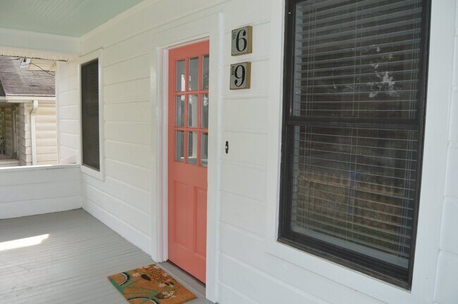Building Photo - West Asheville Bungalow!