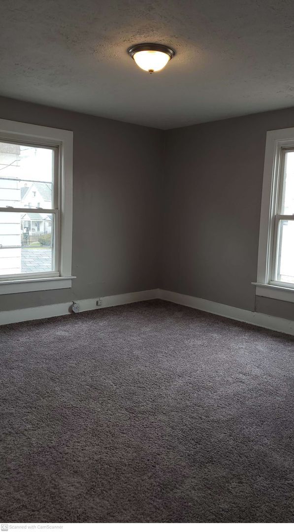 Building Photo - Renovated 3 bed 1 bath home with washer/dryer hook ups!