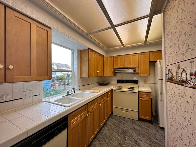 Building Photo - AVAILABLE NOW - 2 Bed 1.5 Bath Craftsman Home with Attached Garage & Office Space