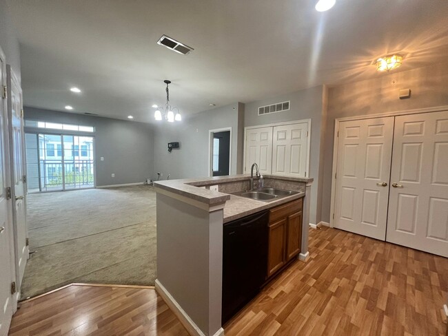 Building Photo - Lovely 3 BR/2 BA Condo in Capitol Heights!