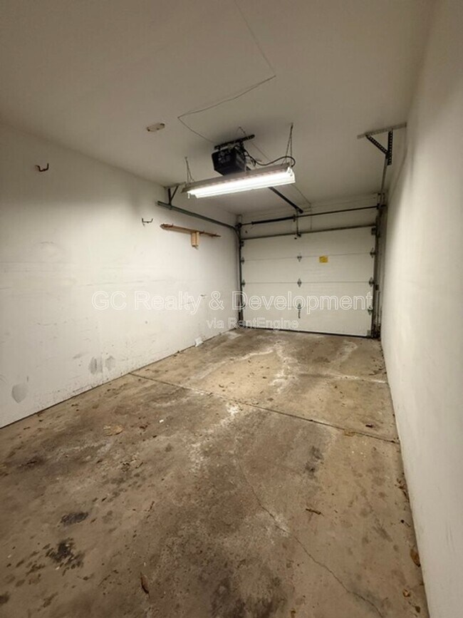 Building Photo - 1686 Grosvenor Cir