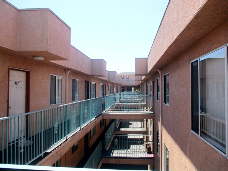 Building Photo - 13915 Oxnard St