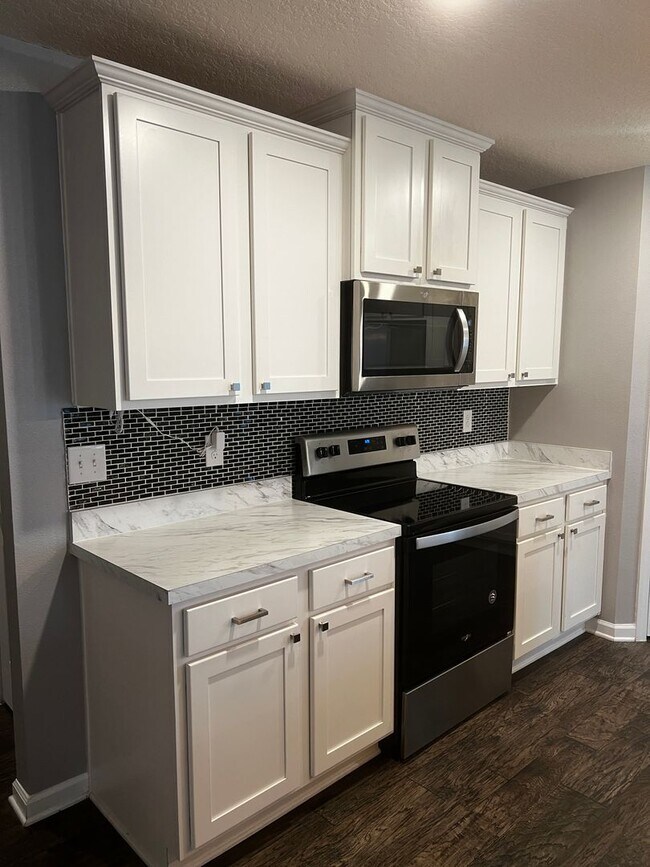 Building Photo - 4/2 centrally located!!