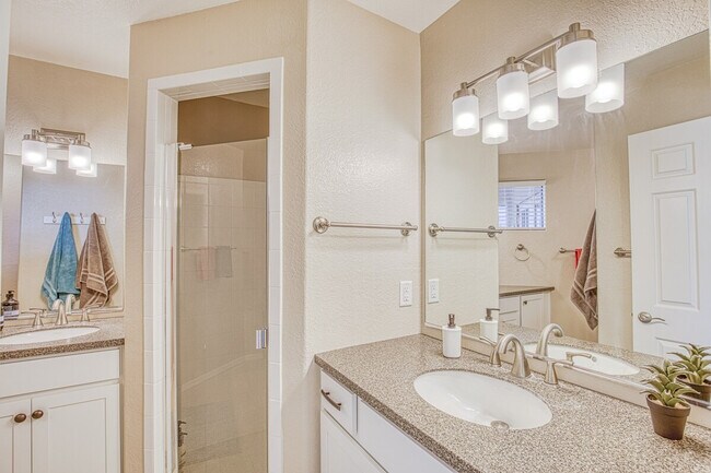 Building Photo - 6655 N Canyon Crest Dr