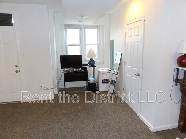 Building Photo - 403 M St NE