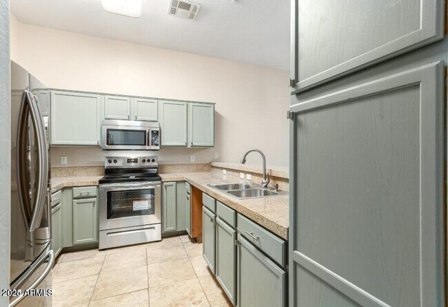 Building Photo - 2215 N 27th St