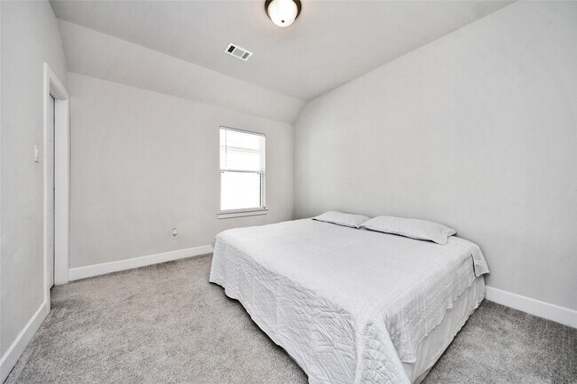 Building Photo - 7030 House Wren Ct