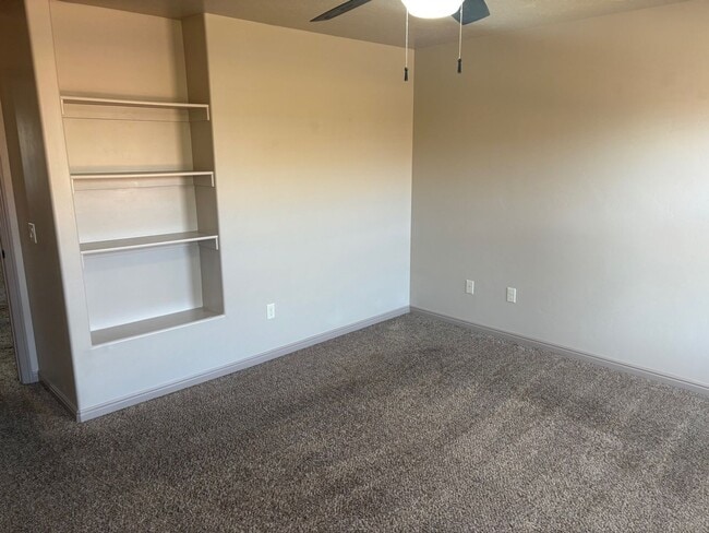 Building Photo - Beautiful 3 bedroom, 2.5 bath  townhome in...