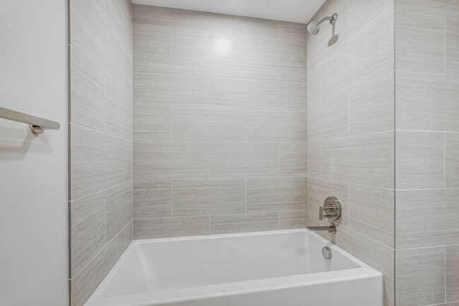 Building Photo - Newly Remodeled 1Bed/1 Bath Downtown Condo with Rooftop Deck & Luxury Amenities!