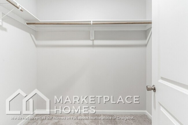 Building Photo - 3910 Standish Dr