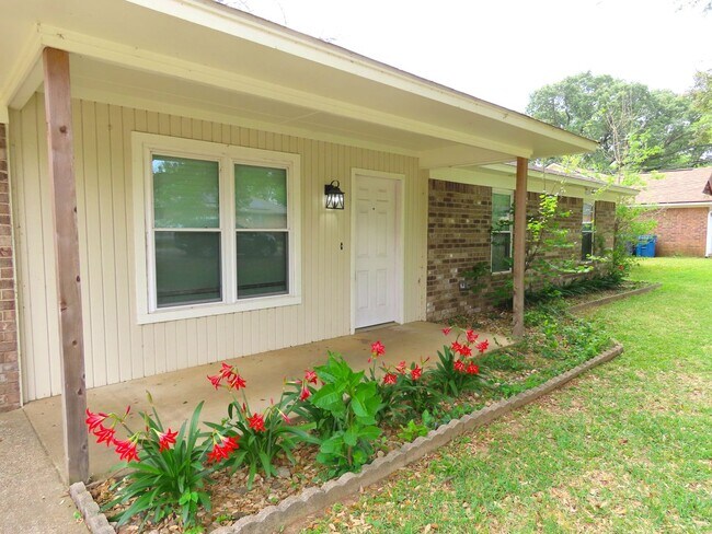 Building Photo - Spacious 4-Bedroom Home in Whitehouse ISD – Pet-Friendly with Large Fenced Yard! Bonus: Lawncare ...