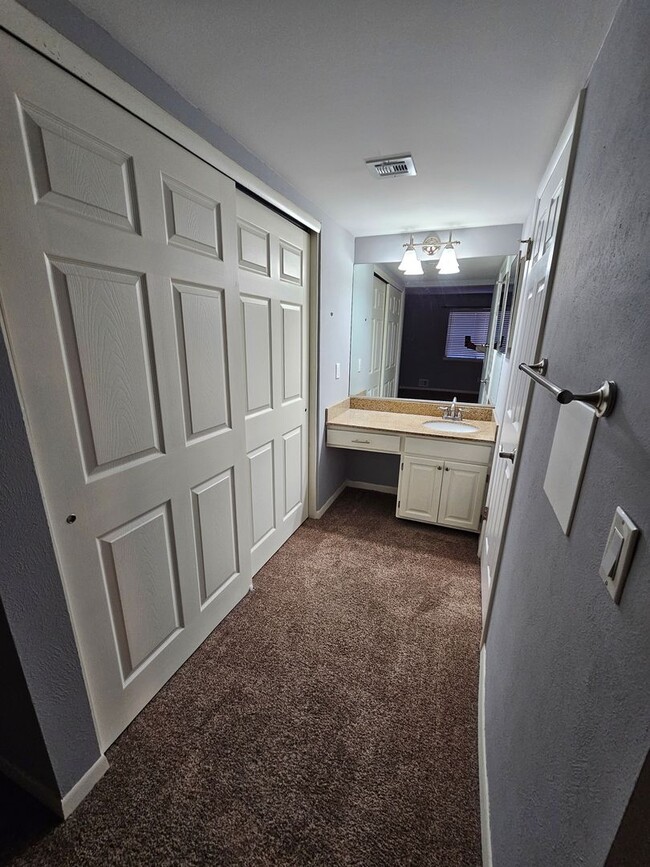 Building Photo - FOX HILL!!! Beautiful Two Bedroom Condo available now for immediate move in!!!