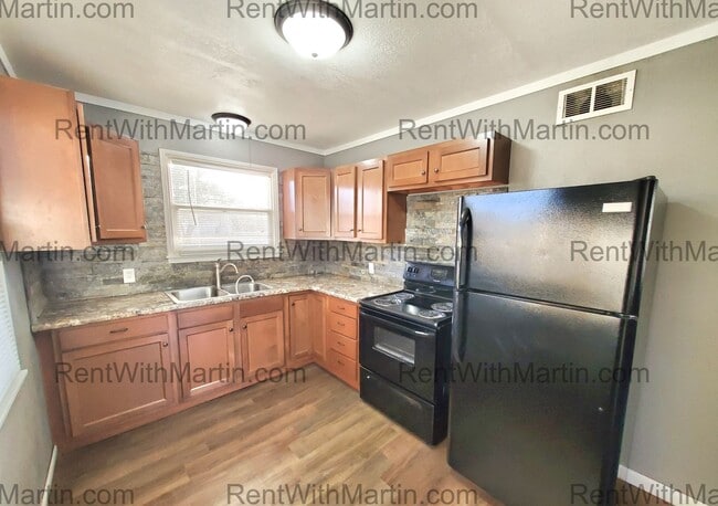 Building Photo - FOR RENT- 2 bed near University/Lark Brewing UPDATED-SMALL PETS OK