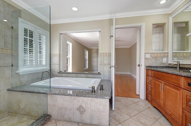 Building Photo - 4610 Pine Tree Dr