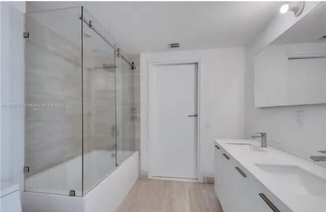 Building Photo - 1300 Brickell Bay Dr