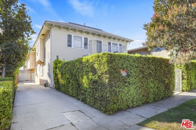Building Photo - 1753 N Kenmore Ave