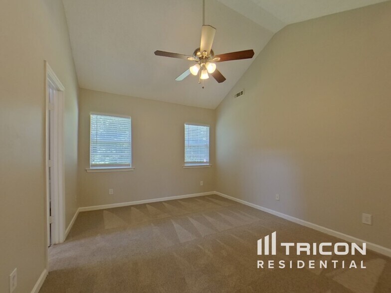 Building Photo - 7128 Hummingbird Ln