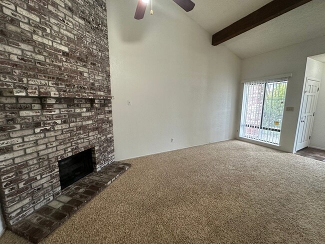 Building Photo - Spacious 2 Bedroom Duplex