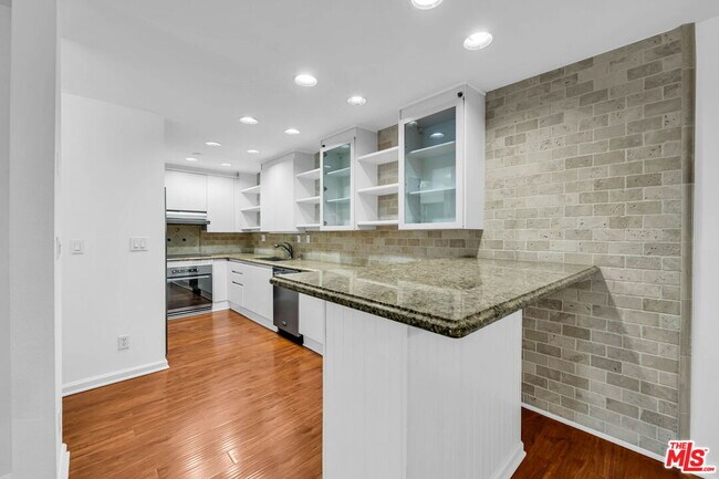Building Photo - 723 Palisades Beach Rd