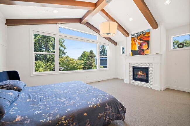 Building Photo - 4bd/4.75ba Bellevue House