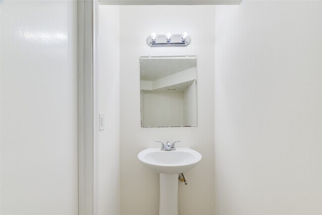 Building Photo - 18318 Ella Blvd