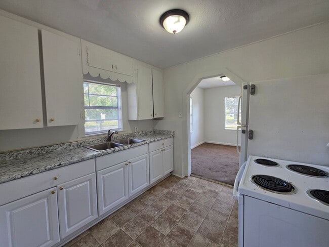 Building Photo - Cute 2BR/1BA House on Corner Lot