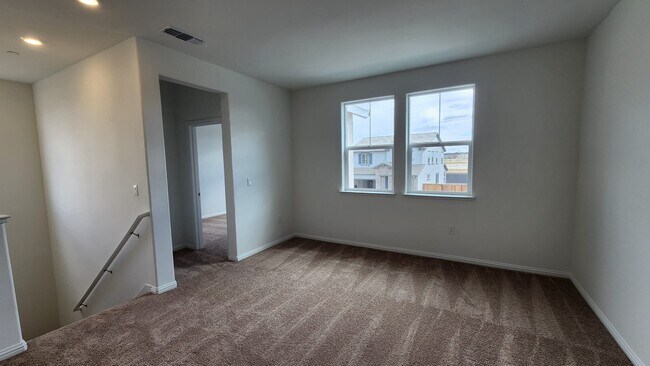 Building Photo - 1565 Pinchot Dr