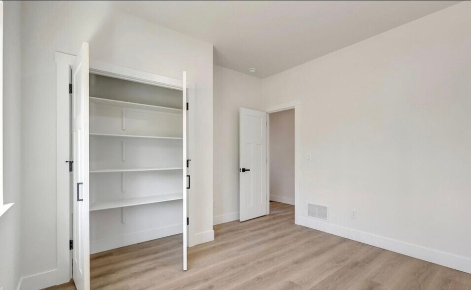 Building Photo - 2631 N Prospect Dr