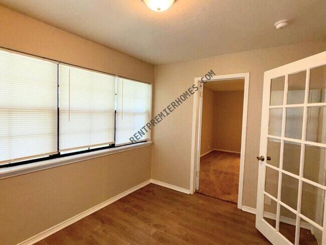 Building Photo - 200 Lochwood Cir