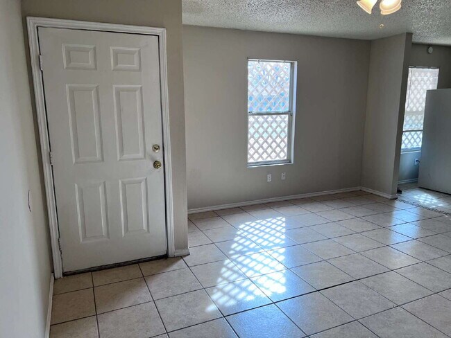 Building Photo - 2 Bedroom with Large Fenced Yard!