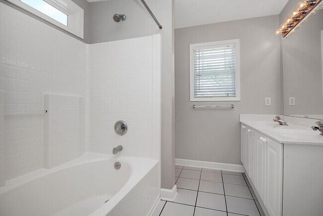 Building Photo - Charming 3BD/2.5BA Home in Crosswinds Community!