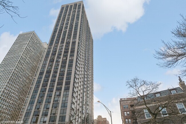 Building Photo - 2650 N Lakeview Ave