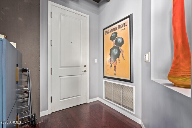 Primary Photo - 1 E Lexington Ave