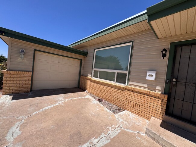 Building Photo - Beautiful 3 bedroom 2 bath solar home.