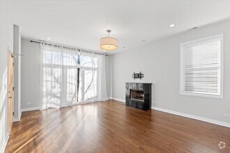 Building Photo - 3 bedroom in Chicago IL 60622