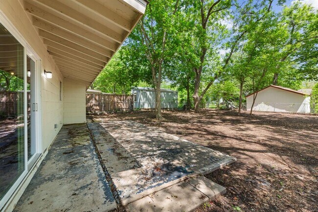Building Photo - 5302 Robinsdale Ln