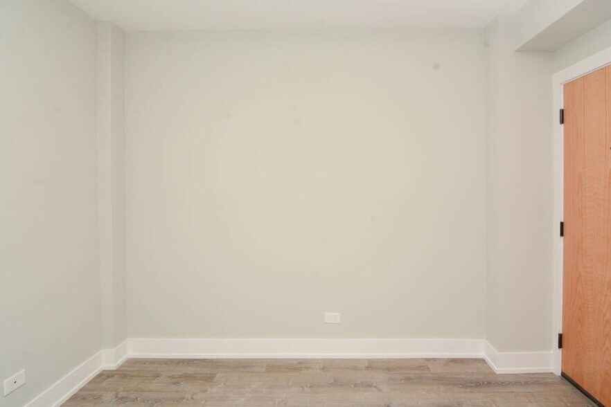 Building Photo - 510 W Belmont Ave