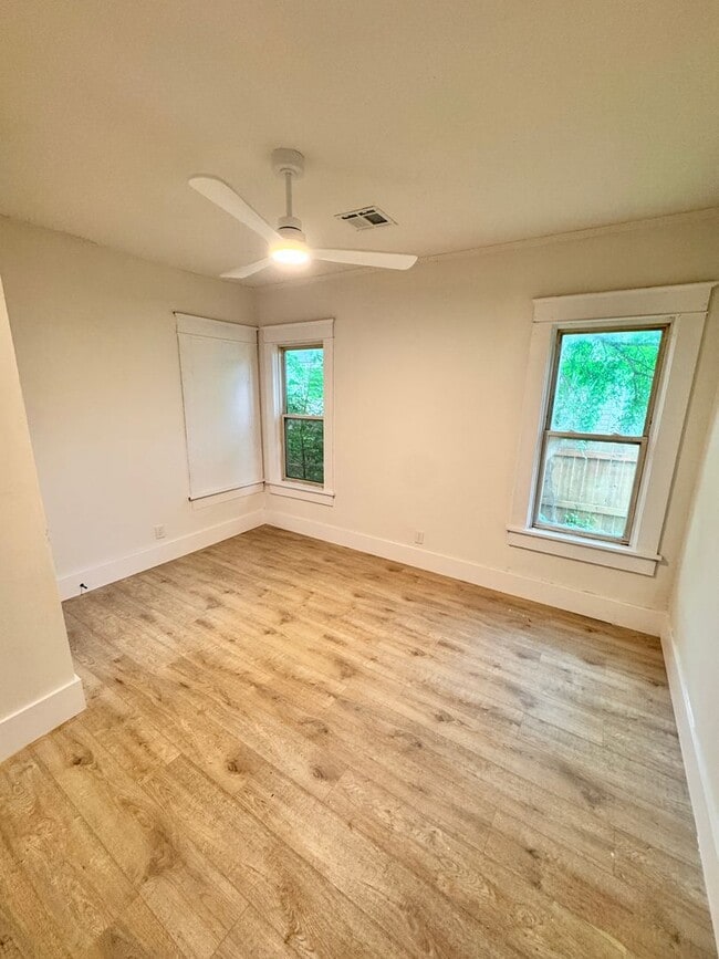 Building Photo - Freshly remodeled duplex available for rent!
