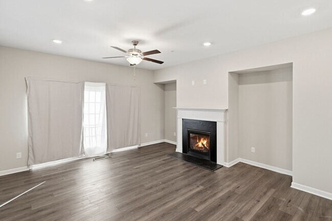 Building Photo - 318 Commons Ave