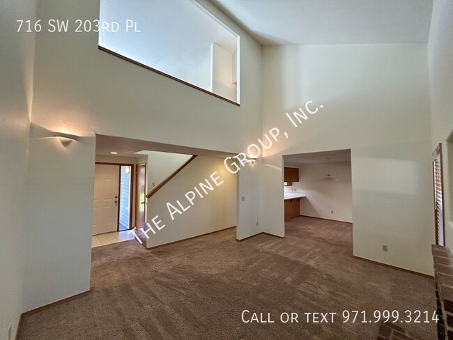 Building Photo - End-Unit Townhome in Quiet Location!