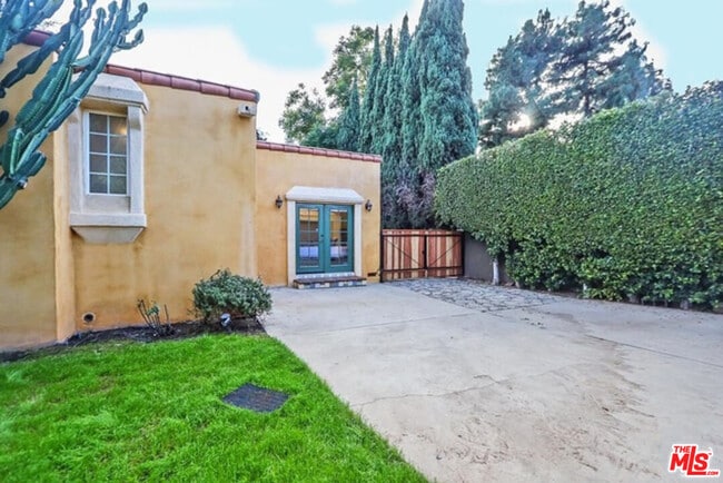 Building Photo - 1847 E Del Mar Blvd