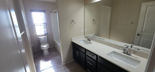 Building Photo - Beautiful 4BED / 3BATH home!